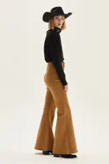 Pantalón de jean estilo oxford de tiro alto, color camel.