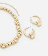 Conjunto de collar corto y caravanas de metal dorado. El collar es de esferas y las caravanas son aros con colgantes de ositos.