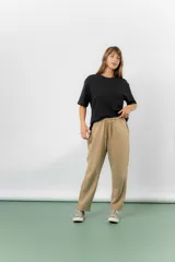 Pantalón jogger de calce relajado color bordó intenso, con cintura elastizada y lazo regulable. Cuenta con bolsillos laterales con cierre invisible y silueta recta levemente afinada.