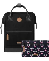 Mochila Cabaia modelo Adventurer en color negro, confeccionada en tejido de pana con base y detalles en cuero sintético. Cuenta con asas superiores, bolsillo frontal con cierre y parches de marca en tono cuero.