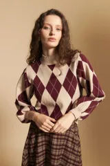 Polera de tejido de punto con diseño de rombos en color bordó y beige, cuello alto y mangas largas con puños ajustados.