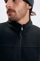 Campera de polar color negro con cierre frontal completo y cuello alto. Diseño básico de corte recto con bolsillos laterales.