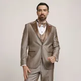 Traje formal de tres piezas en tono tostado brillante, compuesto por saco con solapas en contraste, pantalón de corte recto y chaleco a juego, acompañado de moño.