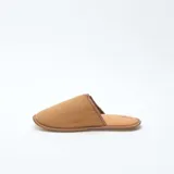 Pantuflas cerradas de terciopelo color marrón camel, con ribetes al tono y suela plana.