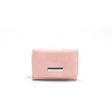 Billetera corta de símil cuero color beige, con cierre a presión y placa metálica decorativa. Cuenta con múltiples compartimentos internos para tarjetas, visor y billetes, además de un compartimento posterior con cierre.