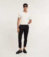 Pantalón de sarga corte slim para hombre, con cintura con trabillas, cierre tradicional y bolsillos laterales y traseros.