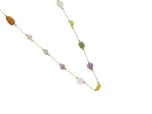 Collar de acero con terminaciones con baño de oro y piedras naturales de colores.