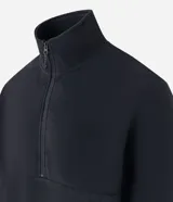Saco de polar negro con cuello alto y cierre frontal parcial, de manga larga y diseño de corte recto.