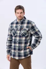 Campera leñadora de viyela a cuadros en tonos beige y azul oscuro, con interior forrado en corderito, cierre frontal con botones y dos bolsillos con solapa en el pecho.