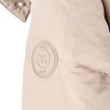 Campera multifunción modular de nylon matelaseado color taupe. Diseño versátil con sistema de cierres que permite transformarla en cuatro versiones: campera larga, campera corta, chaleco largo y chaleco corto. Cuenta con capucha desmontable, cierre frontal completo y bolsillos laterales.