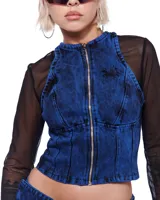 Top azul denim con corte nadador, lavado artesanal y confeccionado en algodón y elastano.