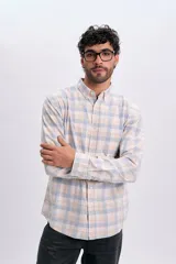 Camisa de manga larga con estampado a cuadros en tonos crudo, celeste y beige, de corte relajado y con un bolsillo en el pecho.