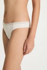 Colaless negro de corte brasileño con borde de encaje floral en la cintura.