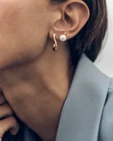Aros de plata de ley bañados en oro de 18k con diseño orgánico y cierre de presión.