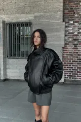 Vestido corto de corte ajustado con escote tipo bustier y tirantes finos. Presenta costuras verticales que definen la silueta y cierre posterior con cremallera oculta.