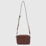 Cartera tipo bandolera de diseño compacto y rectangular, con cierre superior y correa larga ajustable. Presenta el logo de la marca grabado en el frente.