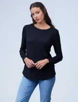 Remera negra de modal con cuello a la base y mangas largas.