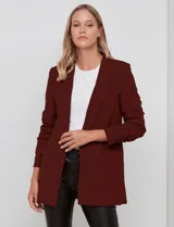 Blazer de crepe color bordó, con cuello solapa, bolsillos frontales y mangas tres cuartos con frunce. Cuenta con forro interno.