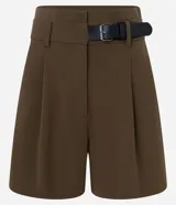 Short sastre de corte recto y cintura alta color verde militar, con pinzas delanteras, trabillas para cinturón y cierre frontal oculto. Incluye un medio cinturón lateral de poliuretano con hebilla.