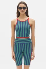 Top corto deportivo o para el agua, con estampado a rayas verticales azules y verdes, con ribete rojo.