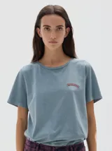 Remera de manga corta con efecto de lavado desgastado, cuello redondo y detalle de bordado en el pecho.