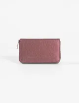 Billetera rectangular color bordó con textura símil cuero y cierre de cremallera.