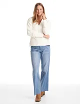 Buzo de punto suave marca Cyrus, color blanco, con cuello solapa y escote en V. Presenta diseño de hombros caídos, mangas 3/4 con puños largos de tejido rib al tono y corte holgado con tajos laterales en el ruedo.