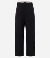 Pantalón wide leg de crepé color negro, de corte recto y tiro alto. Incluye pasadores en la cintura y un delicado cinto de cadena metálica con dije frontal.