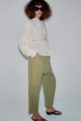 Camisa blanca de algodón de la ZW Collection con cuello redondo, manga larga abullonada terminada en puño y detalles de bordados a tono y entredoses.