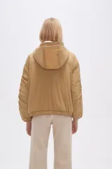 Campera negra de manga larga con capucha, cierre frontal con botones a presión, bolsillos laterales y cordón ajustable en la cintura.