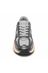 Zapatilla urbana York con diseño chunky, combinada en tonos beige, tostado y detalles en negro y gris. Confeccionada con paneles de malla transpirable y superposiciones sintéticas, cuenta con suela gruesa amortiguada y cordones tono sobre tono.