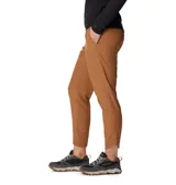 Pantalon de senderismo Columbia, color camel, con cintura ajustable, bolsillos laterales y tecnologia de secado rapido.
