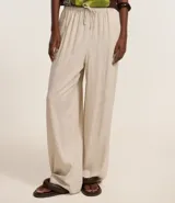 Pantalón de corte holgado y fluido, color negro, con cintura elástica y lazo ajustable. Confeccionado en una mezcla de viscosa y lino.
