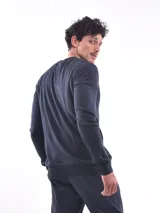 Sweater negro de punto con cuello redondo y mangas largas.