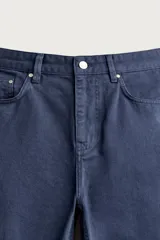 Pantalón relaxed fit azul marino confeccionado en tejido de algodón con estructura, de estilo clásico con cinco bolsillos y cierre frontal con cremallera y botón.