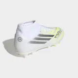 Championes de fútbol Adidas F50 Sparkfusion Club de caña media, diseñados para terreno firme y pasto artificial. Presentan un exterior Fiberskin con detalles en gris y amarillo neón, cuello tejido extendido para mayor soporte y suela Sprintplate Fusion con tapones semicónicos para tracción y agilidad.