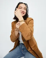 Pulsera de cuero trenzado color negro con cierre de mosquetón doble entrelazado bañado en oro de 18k.