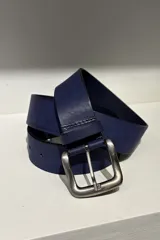 Cinto unisex de cuero color azul con hebilla metálica de acabado envejecido.