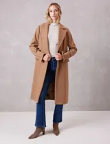 Tapado largo de lana Michael Kors, de corte recto y silueta estructurada. Presenta cuello con solapas amplias, cierre frontal con botones y bolsillos laterales con tapa. Incluye forro interno a tono.