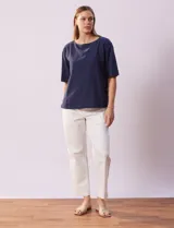 Blusa de algodón azul marino, de manga corta amplia, con tajo en el ruedo lateral decorado con botones.