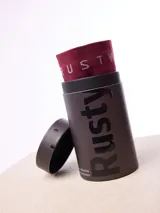 Boxer de diseño sin costuras en color bordó, con cintura elástica ancha que presenta el nombre de la marca Rusty estampado en tono contrastante.