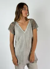 Top color gris con escote en V y mangas cortas de encaje.