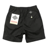Bermuda Critical Slide Supply Walk color negro, con cintura elástica con cordón ajustable gris, botón frontal y bolsillos laterales.