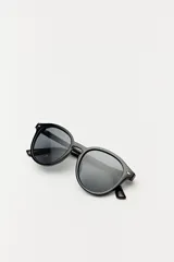 Lentes de sol redondos con armazón de acetato color verde oliva translúcido y cristales degradados marrón rosado.