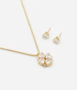 Conjunto de collar y aros dorados con colgante y dije de trébol de cuatro hojas con incrustaciones de circonitas blancas. Los aros son tipo botón con cierre a rosca.