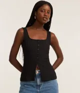 Musculosa negra con escote cuadrado, breteles anchos y abotonadura frontal.