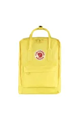 Mochila Fjallraven Kanken Classic color amarillo, confeccionada en tela Vinylon F resistente al agua, con logo reflectivo, asa superior, tirantes ajustables y bolsillo frontal.