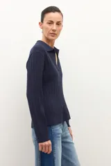 Sweater azul marino de tejido de punto con cuello polo y escote en V. Presenta un diseño de trenzas verticales en toda la prenda y mangas largas.