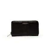 Billetera rectangular de cuero sintético con textura rugosa, cierre perimetral y placa metálica decorativa con el logo de la marca en el frente.