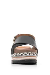 Sandalias de cuero color marrón con plataforma de yute y suela de goma.